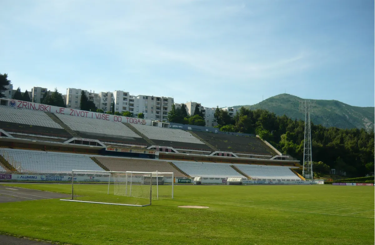 Zapadna tribina stadiona pod Bijelim brijegom, Mostar — arhivska fotografija